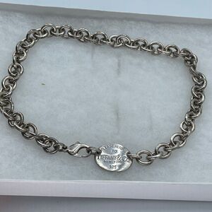 Tiffany & Co. Return to Tiffany sterling silver oval tag choker.